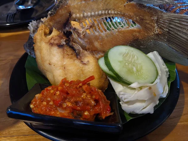Τηγανητά Ψάρια Kakap Σάλτσα Τσίλι Μάτα Φέτα Αγγουριού Φωτογραφία Είναι — Φωτογραφία Αρχείου