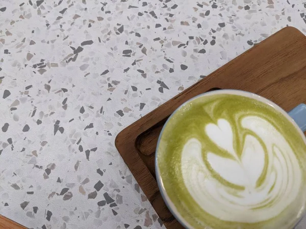 Matcha Latte Con Arte Amore Sopra Tavola Legno Foto Adatta — Foto Stock