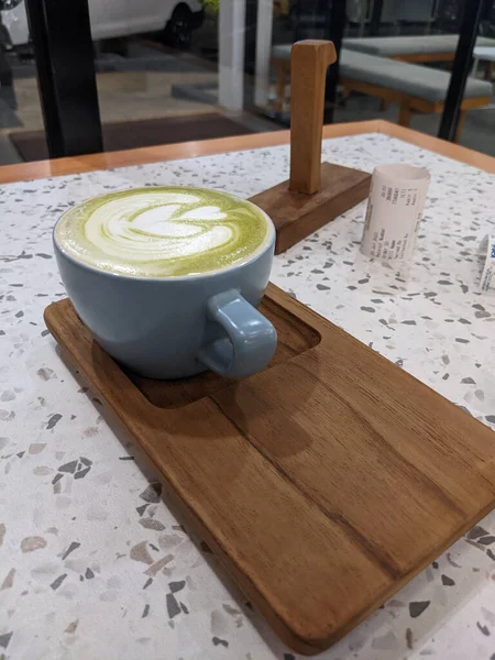 Matcha Latte Avec Art Amoureux Sur Planche Bois Photo Convient — Photo