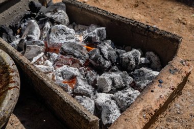 Arka bahçede ızgara yaparken közkömür. Fotoğraf, ızgara içerik medyası ve parti afişi için kullanılabilir.