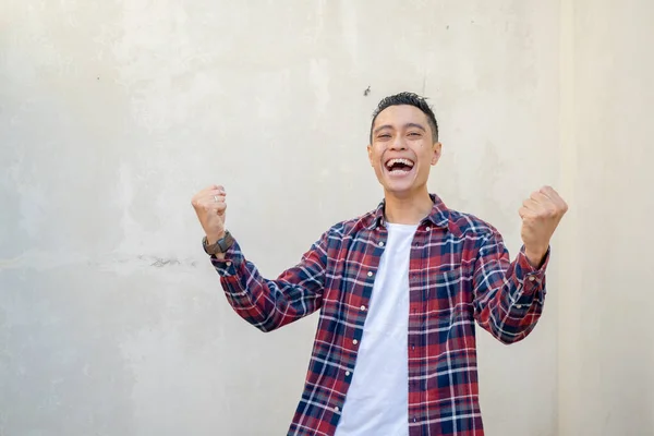 Hombre Indonesio Usa Ropa Casual Con Pose Aplausos Foto Conveniente —  Fotos de Stock