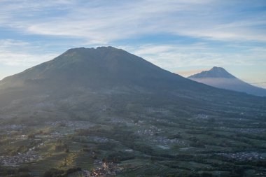 Güneşin doğuşuyla dağ manzarası mavi ve güzel bir manzara. Fotoğraf macera içeriği medyası, doğa posteri ve orman geçmişi için kullanılabilir.
