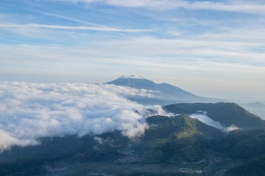 Güneşin doğuşuyla dağ manzarası mavi ve güzel bir manzara. Fotoğraf macera içeriği medyası, doğa posteri ve orman geçmişi için kullanılabilir.
