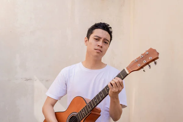 Homens Indonésios Cantando Posando Segurar Guitarra Usar Tshirt Branca Foto — Fotografia de Stock
