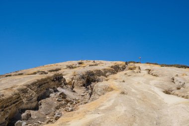 İjen Dağı volkanik krateri gündüz vakti mavi ateş ve göl. Fotoğraf macera içeriği medyası, doğa posteri ve orman geçmişi için kullanılabilir.