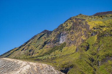 Sabah vakti güneş ışığı yaz titreşimleri aldığında manzara dağları. Fotoğraf macera içeriği medyası, doğa posteri ve orman geçmişi için kullanılabilir.