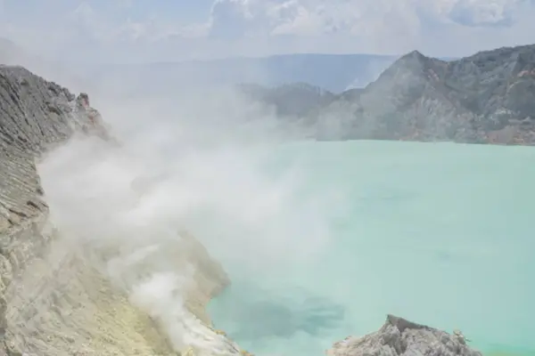 Monte Ijen Cratere Vulcanico Fuoco Blu Lago Quando Giorno Foto — Foto Stock