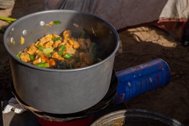 Fotoğraf macera içeriği medyası, yemek pişirme afişi ve açık hava etkinliği arka planı için uygundur.