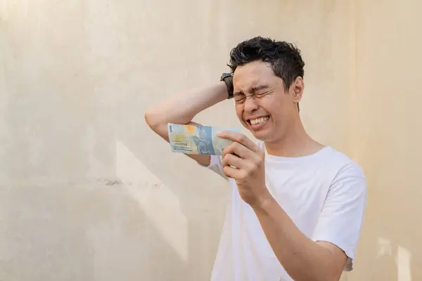Homens Indonésios Triste Pose Segurar Dinheiro Usar Tshirt Branca Foto — Fotografia de Stock