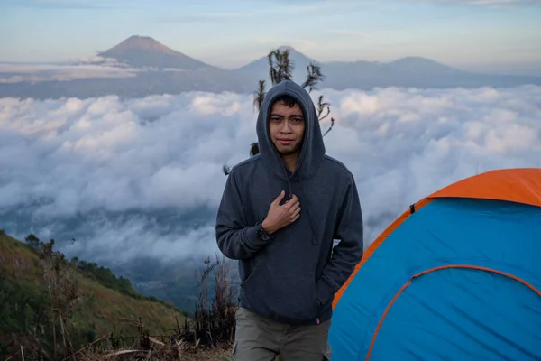 사진은 콘텐츠 미디어 포스터 배경에 적합합니다 마그나 인도네시아의 산으로 하이킹 — 스톡 사진