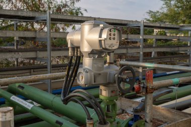Elektrik santrali projesinde su pompasının motorize vanası. Fotoğraf endüstri arka plan fotoğrafçılığı, elektrik santrali posteri ve elektrik içeriği medyası için kullanılabilir.