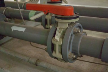 Atık su borularındaki kelebek manuel vanası. Fotoğraf endüstri arka plan fotoğrafçılığı, elektrik santrali posteri ve elektrik içeriği medyası için kullanılabilir.
