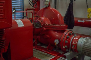 Elektrik santrali projesi için acil dizel ve elektrik pompası. Fotoğraf güvenlik içeriği medyası ve yangın koruma arkaplanı için kullanılabilir.