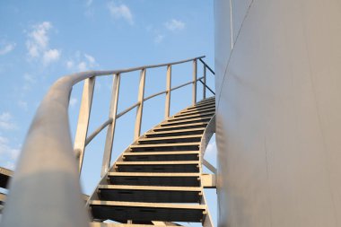 Elektrik santralinin merdiven basamağındaki su deposu. Fotoğraf endüstri arka plan fotoğrafçılığı, elektrik santrali posteri ve elektrik içeriği medyası için kullanılabilir.