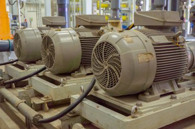 Elektrik santrali projesinde su pompası dağıtımı. Fotoğraf endüstri arka plan fotoğrafçılığı, elektrik santrali posteri ve elektrik içeriği medyası için kullanılabilir.