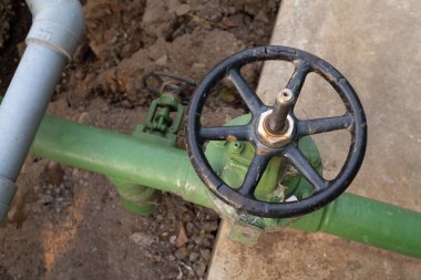 Elektrik santralinin su dağıtım boru hattında elle açılan kapı vanası. Fotoğraf endüstri arka plan fotoğrafçılığı, elektrik santrali posteri ve elektrik içeriği medyası için kullanılabilir.