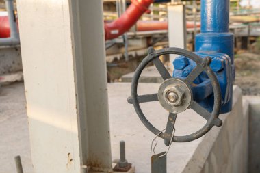 Elektrik santralinin su dağıtım boru hattında elle açılan kapı vanası. Fotoğraf endüstri arka plan fotoğrafçılığı, elektrik santrali posteri ve elektrik içeriği medyası için kullanılabilir.