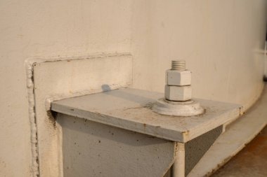 Elektrik santralinin temelinde cıvata somunu var. Fotoğraf mekanik arkaplan, endüstriyel içerik medyası ve mekanik eğitim için kullanılabilir.