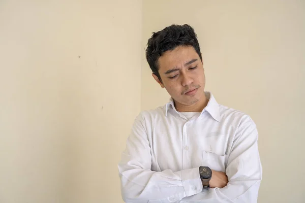 Impiegato Ufficio Indonesiano Indossare Vestiti Bianchi Sentire Stress Espressione Infelice — Foto Stock