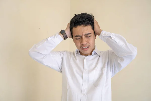 インドネシアのオフィスの従業員は ストレスと不幸な表情を感じる白い服を着ています 写真は 男性の表現広告やファッションライフスタイルに使用するのに適しています — ストック写真