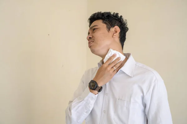 若いインドネシアのカーリー男性は ホットで汗ポーズを感じる白い服を着ています 写真は 男性の表現広告やファッションライフスタイルに使用するのに適しています — ストック写真