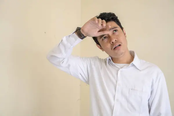 Jonge Indonesische Krullende Man Draagt Witte Kleren Met Warm Gevoel — Stockfoto