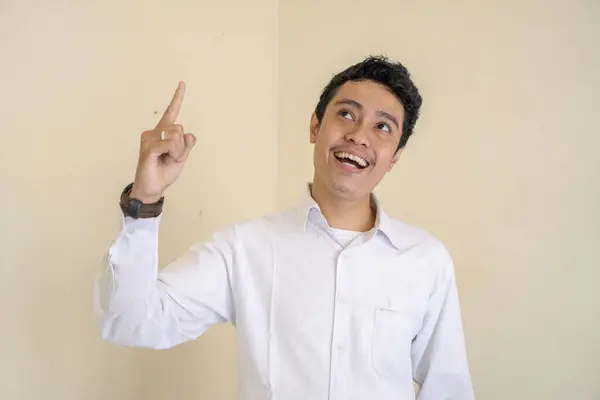 Ung Indonesisk Lockig Man Bär Vita Kläder Med Tänkande Pose — Stockfoto