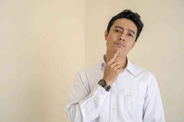 Genç Endonezyalı Kıvırcık Adam Düşünceli Beyaz Elbiseler Giyiyor Fotoğraf Erkek — Stok fotoğraf