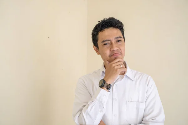 Νεαρός Ινδονήσιος Σγουρός Άντρας Φοράει Λευκά Ρούχα Σκεπτόμενη Στάση Φωτογραφία — Φωτογραφία Αρχείου