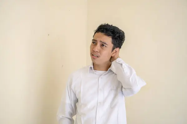 Joven Hombre Rizado Indonesio Usar Ropa Blanca Con Pose Pensamiento —  Fotos de Stock