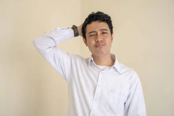 Νεαρός Ινδονήσιος Σγουρός Άνδρας Φοράει Λευκά Ρούχα Νυσταγμένη Στάση Προσώπου — Φωτογραφία Αρχείου