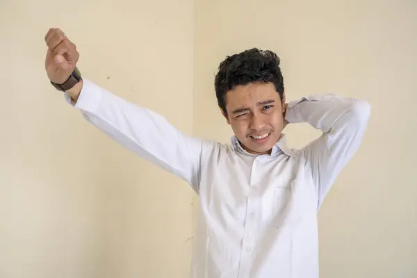 Pemuda Keriting Indonesia Mengenakan Pakaian Putih Dengan Pose Wajah Mengantuk — Stok Foto