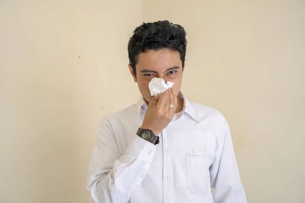 Joven Indonesio Rizado Hombre Usar Ropa Blanca Con Síntomas Influenza — Foto de Stock