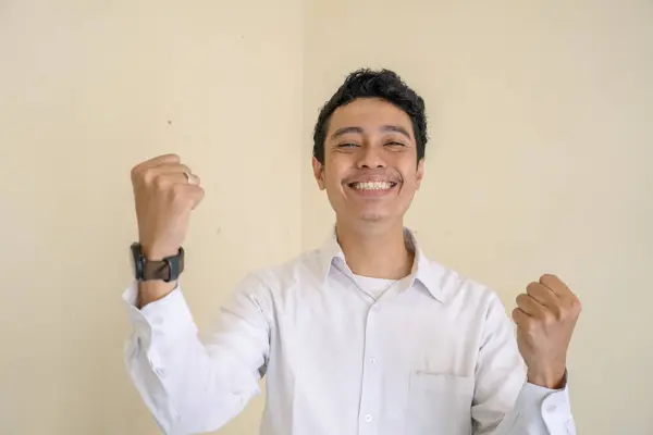 Ung Indonesisk Lockig Man Bär Vita Kläder Med Cheer Pose — Stockfoto