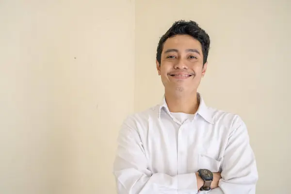 Ung Indonesisk Lockig Man Bär Vita Kläder Med Cheer Pose — Stockfoto
