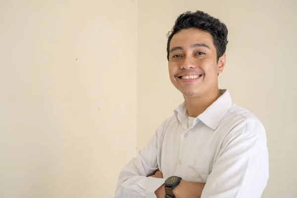 Fiatal Indonéz Göndör Férfi Fehér Ruhát Visel Vidám Pózban Fotó — Stock Fotó