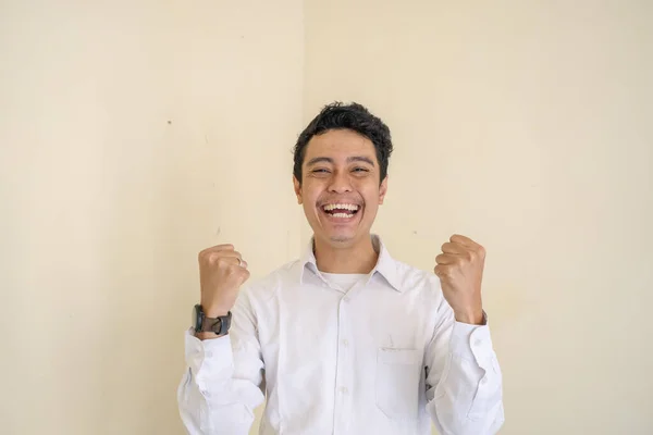 Joven Hombre Rizado Indonesio Usar Ropa Blanca Con Pose Alegría —  Fotos de Stock