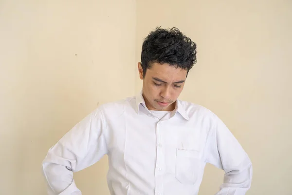 Empregado Escritório Indonésio Usar Roupas Brancas Sentir Estresse Expressão Infeliz — Fotografia de Stock