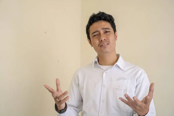 Indonesisk Kontor Anställd Bär Vita Kläder Känner Stress Och Olyckligt — Stockfoto