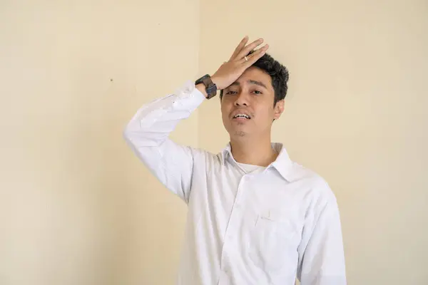 Індонезійський Офісний Працівник Носить Білий Одяг Відчуває Стрес Нещасний Вираз — стокове фото