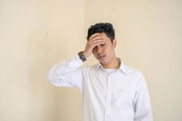 穿着白色衣服的印尼办公室职员感到压力和不愉快的表情 这张照片适用于男性表达广告和时尚生活方式 — 图库照片