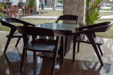 Boş sandalye ve güzel bir arka planı olan masa ve restoranda bulutlu bir gökyüzü. Fotoğraf seyahat, tatil ve tatil içeriği ortamını kullanmak için uygundur.