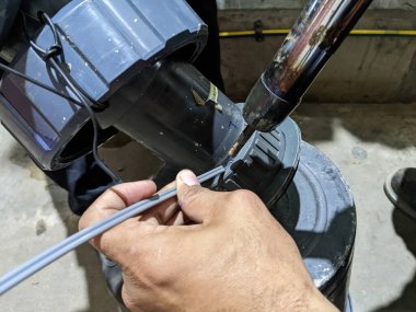 PVC boru hattındaki sızıntıyı düzeltmek için kaynak malzemesi. Fotoğraf endüstriyel arka plan ve güvenlik içeriği medyası için kullanılabilir.