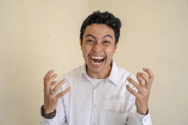 Homem Encaracolado Indonésio Jovem Usar Roupas Brancas Expressão Irritada Foto — Fotografia de Stock