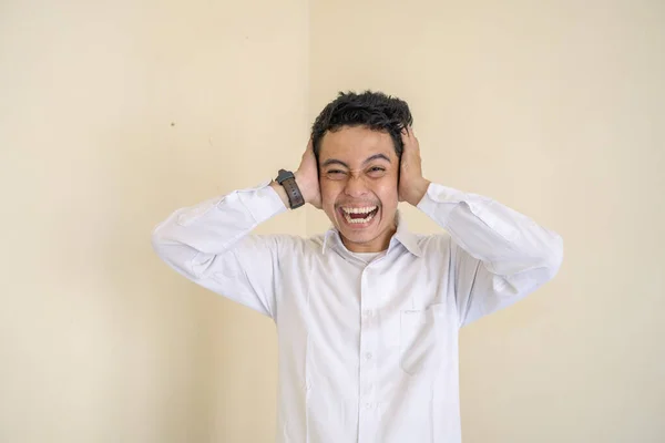 Індонезійський Офісний Працівник Носить Білий Одяг Відчуває Стрес Нещасний Вираз — стокове фото