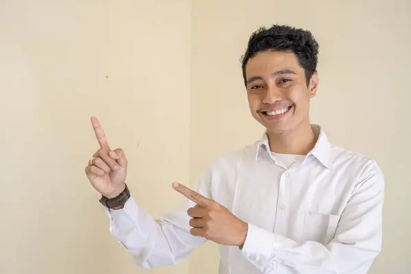Молодий Індонезійський Кучерявий Чоловік Носить Білий Одяг Позуванням Мініатюрі Фотографія — стокове фото