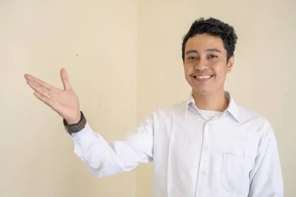 Ung Indonesisk Lockig Man Bära Vita Kläder Med Miniatyr Pose — Stockfoto