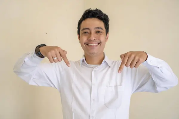 Młody Indonezyjski Kręcony Mężczyzna Nosi Białe Ubrania Miniaturową Pozą Zdjęcie — Zdjęcie stockowe