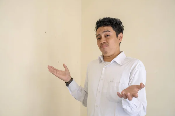 Joven Hombre Rizado Indonesio Usar Ropa Blanca Con Pose Foto — Foto de Stock