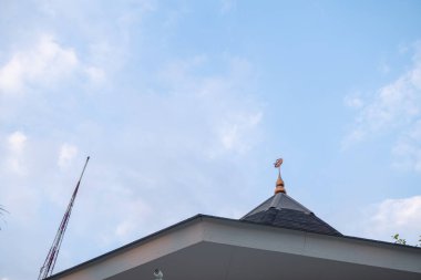 Cami çatısı, mavi gökyüzü ile alçaktan bir melek alıyor. Fotoğraf Ramadhan içerik ortamı ve İslami arkaplan için kullanılabilir.